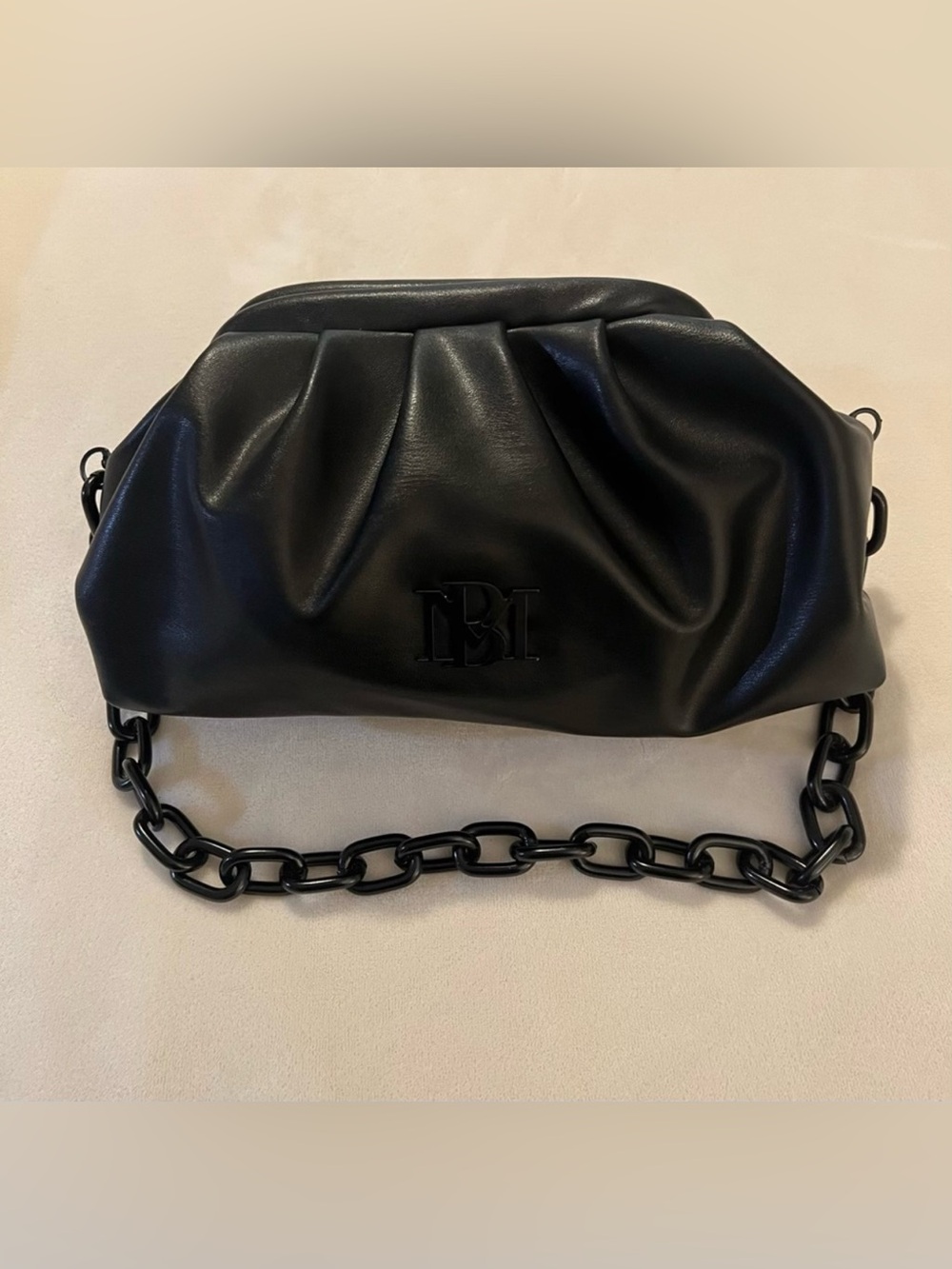 🩷 BADGLEY MISCHKA Black Frame Logo Crossbody Bag
$149🩷